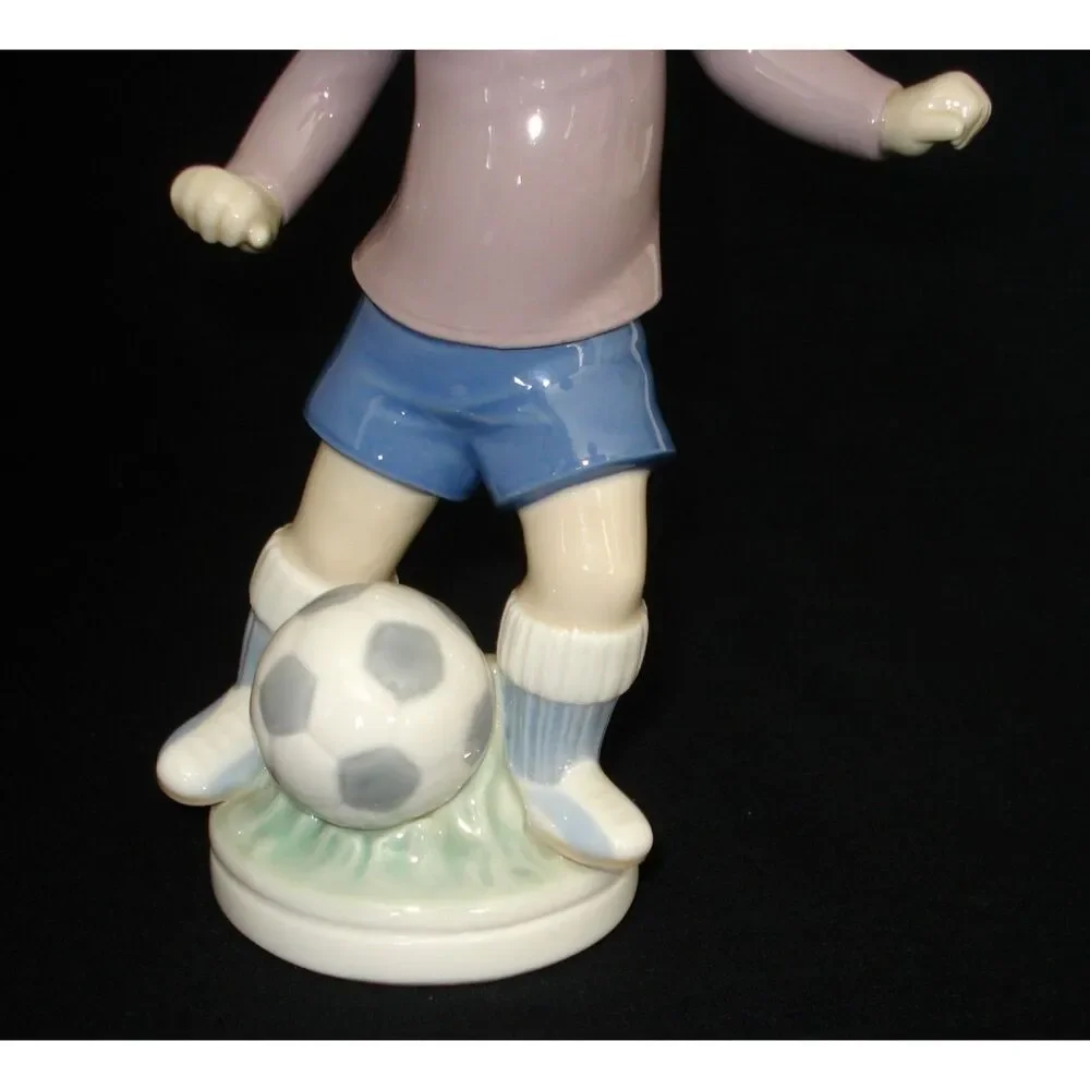 LLADRO Sports Billy Football Player Porcelain Figurine # 5135 Retired 1983 Mint